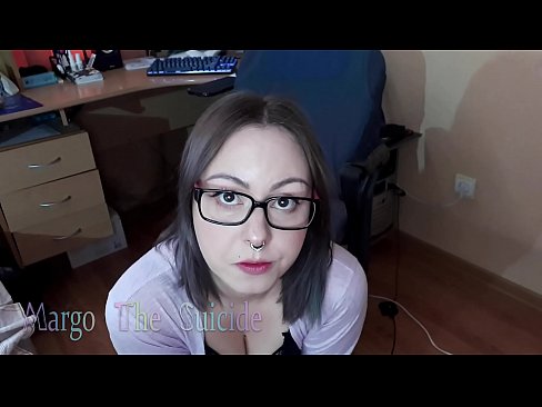❤️ 戴眼鏡的性感女孩在鏡頭前深吸假陽具 ❤️ 他媽的視頻 在我們 ️❤